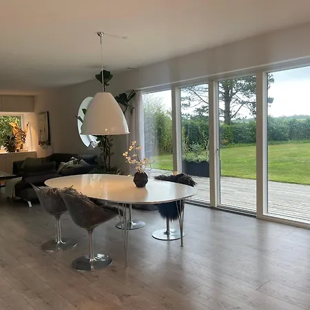Ruime Architectenvilla Met 2 Badkamers